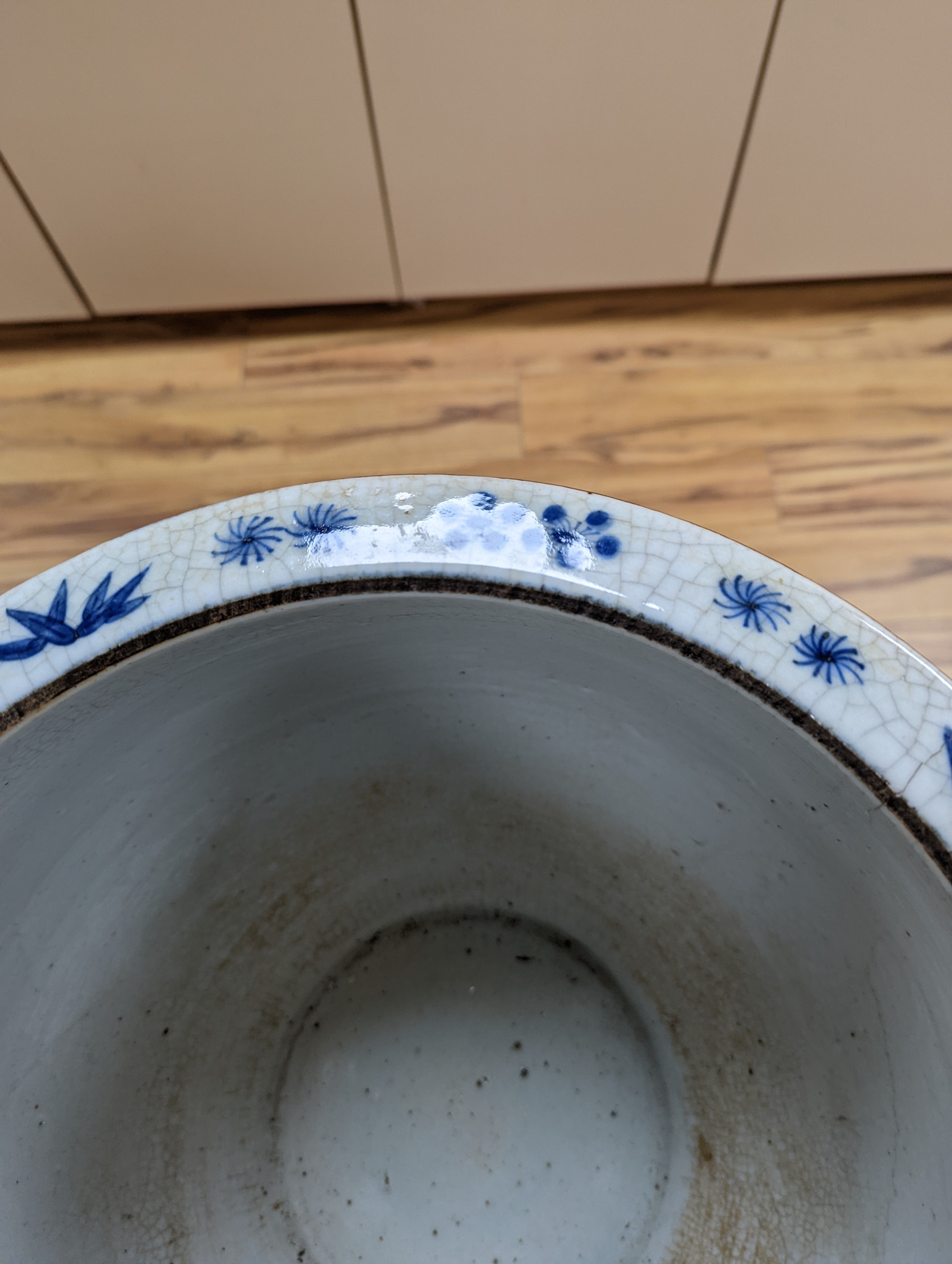 A late 19th/early 20th century Chinese blue and white crackleglaze jardiniere 30cm